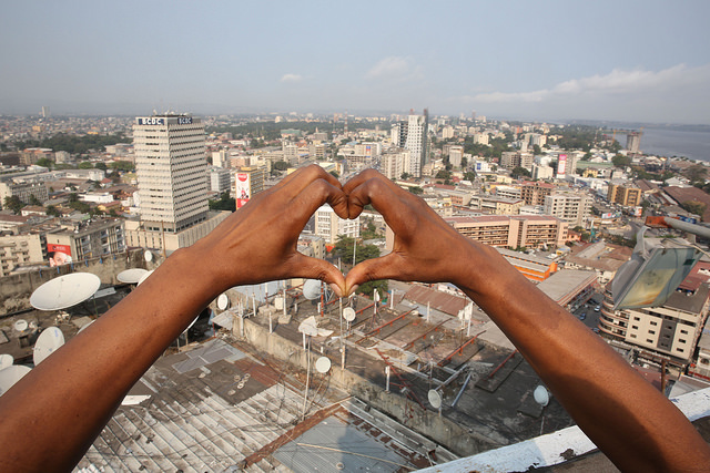 Les mains d’une femme forment le logo en cœur, Kinshasa, RD Congo.