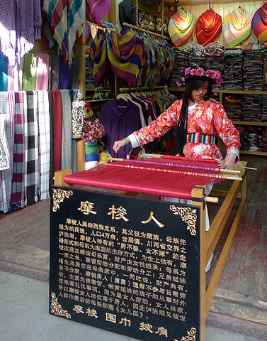 Jeune fille Mosuo dans la Vieille Ville de Lijiang.