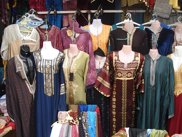 Vêtements féminins traditionnels dans la médina de Kairouan (Tunisie).