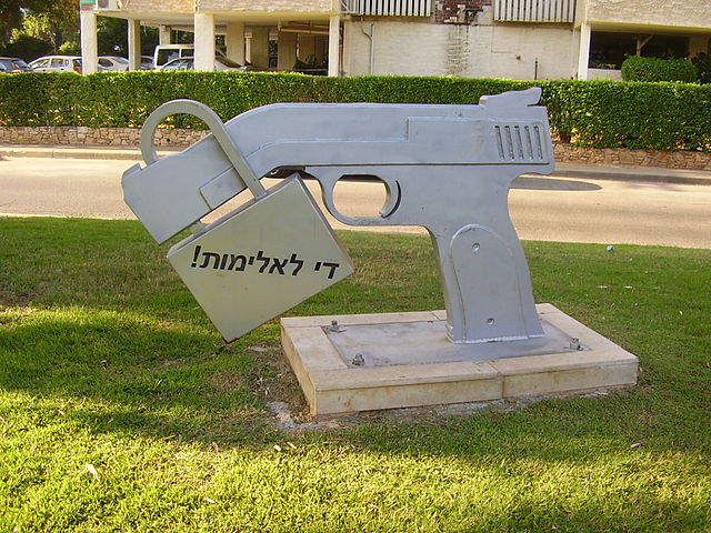 Sculpture "Stop Violence" à Petah Tikva, Israël.