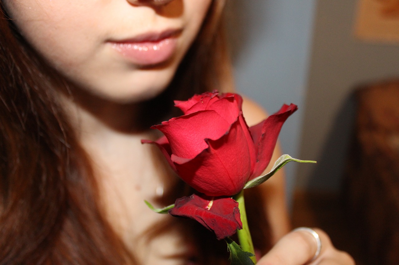 Jeune fille tenant une rose.