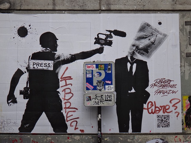 Un grafitti dans Paris sur la communication des politiciens dans les medias