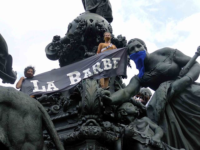 Action du groupe féministe La Barbe à Paris, place de la Nation, le 14 juillet 2012.